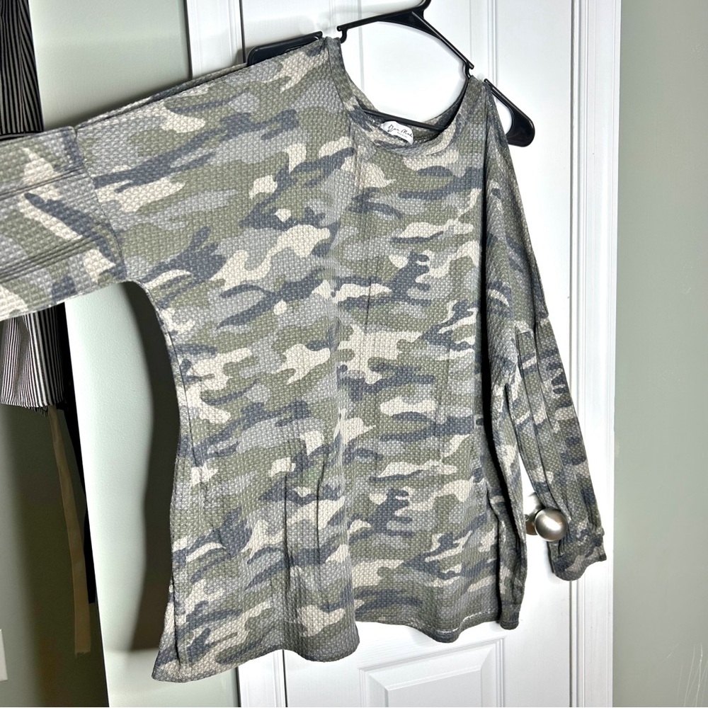 Rae Mode Women’s Plus 2XL Long Sleeve Camoflauge Waffle Knit Cold Shoulder Top